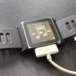 Apple iPod nano 2010 + charger and wrist band